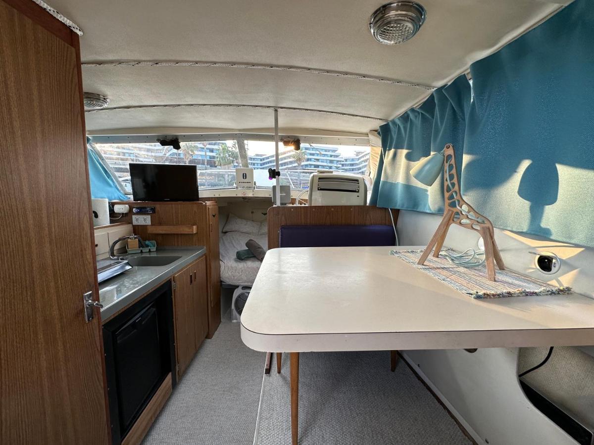 فندق !!Boat With Ac In Port Forum 2 Bikes Included!! سان أدريان دي بيزوس المظهر الخارجي الصورة