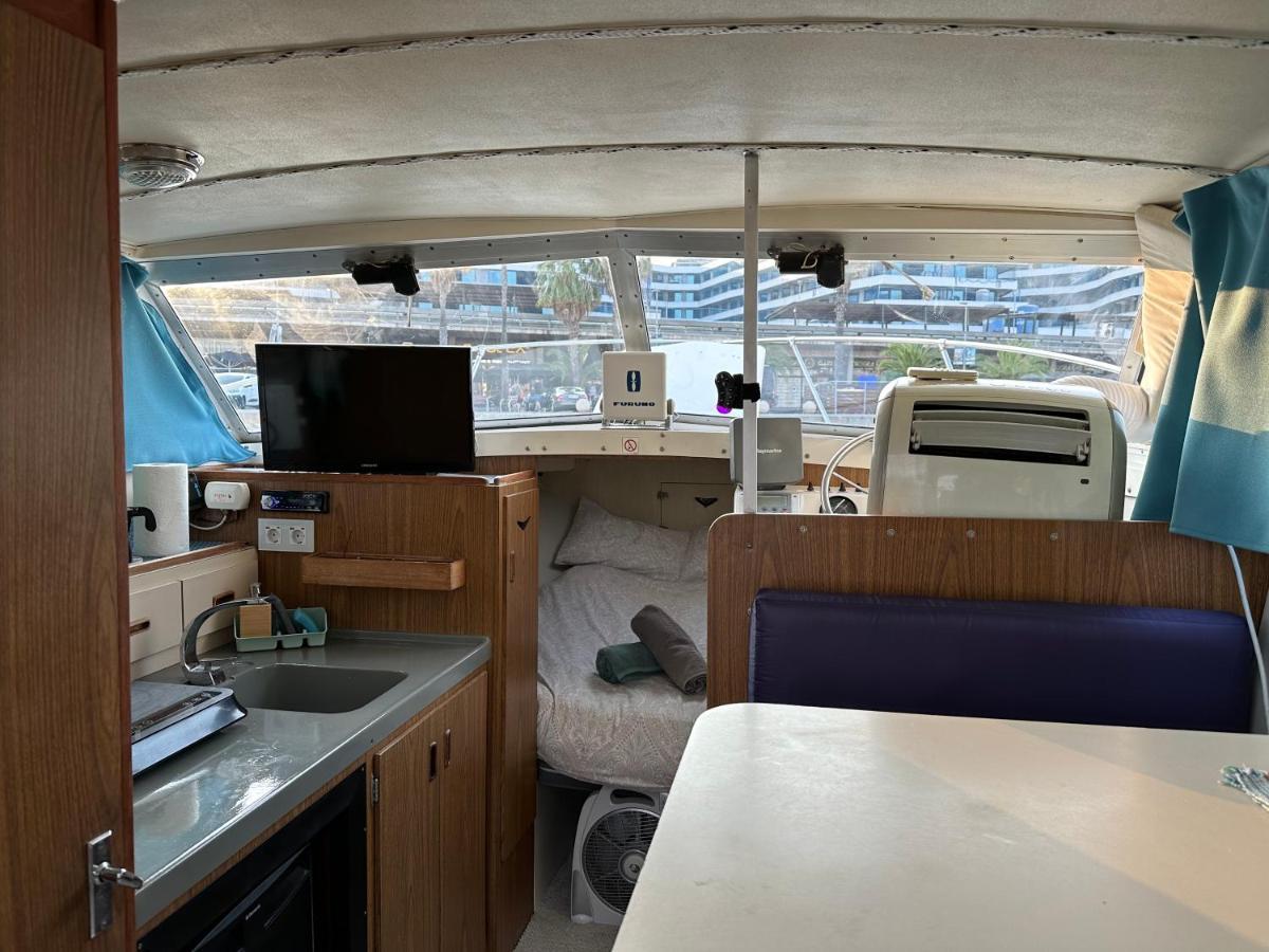 فندق !!Boat With Ac In Port Forum 2 Bikes Included!! سان أدريان دي بيزوس المظهر الخارجي الصورة